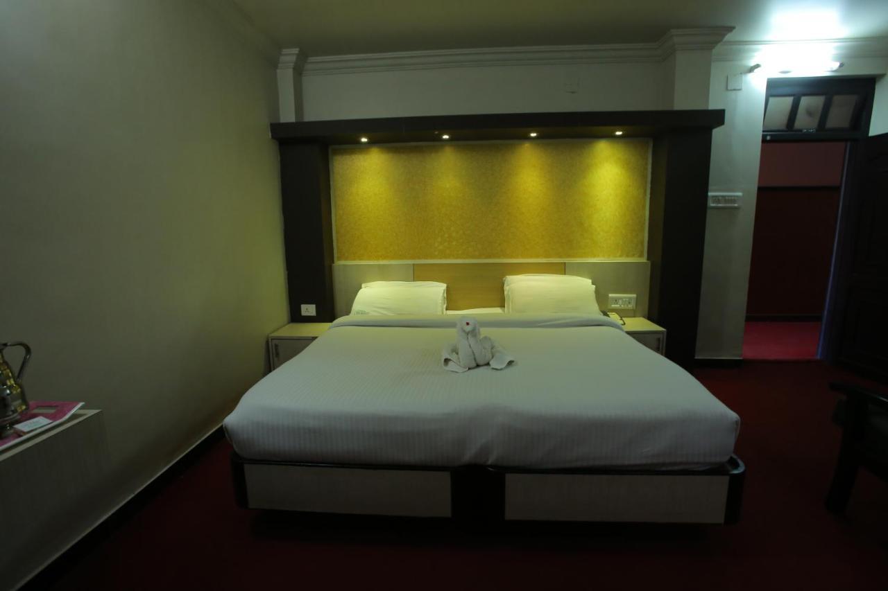 Hotel City Palace Ооти Екстериор снимка
