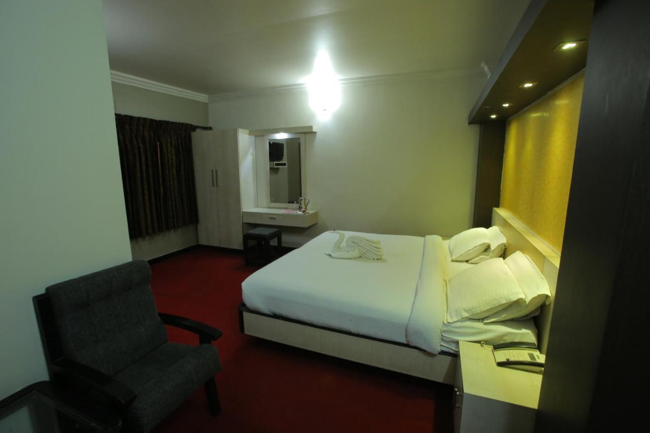 Hotel City Palace Ооти Екстериор снимка